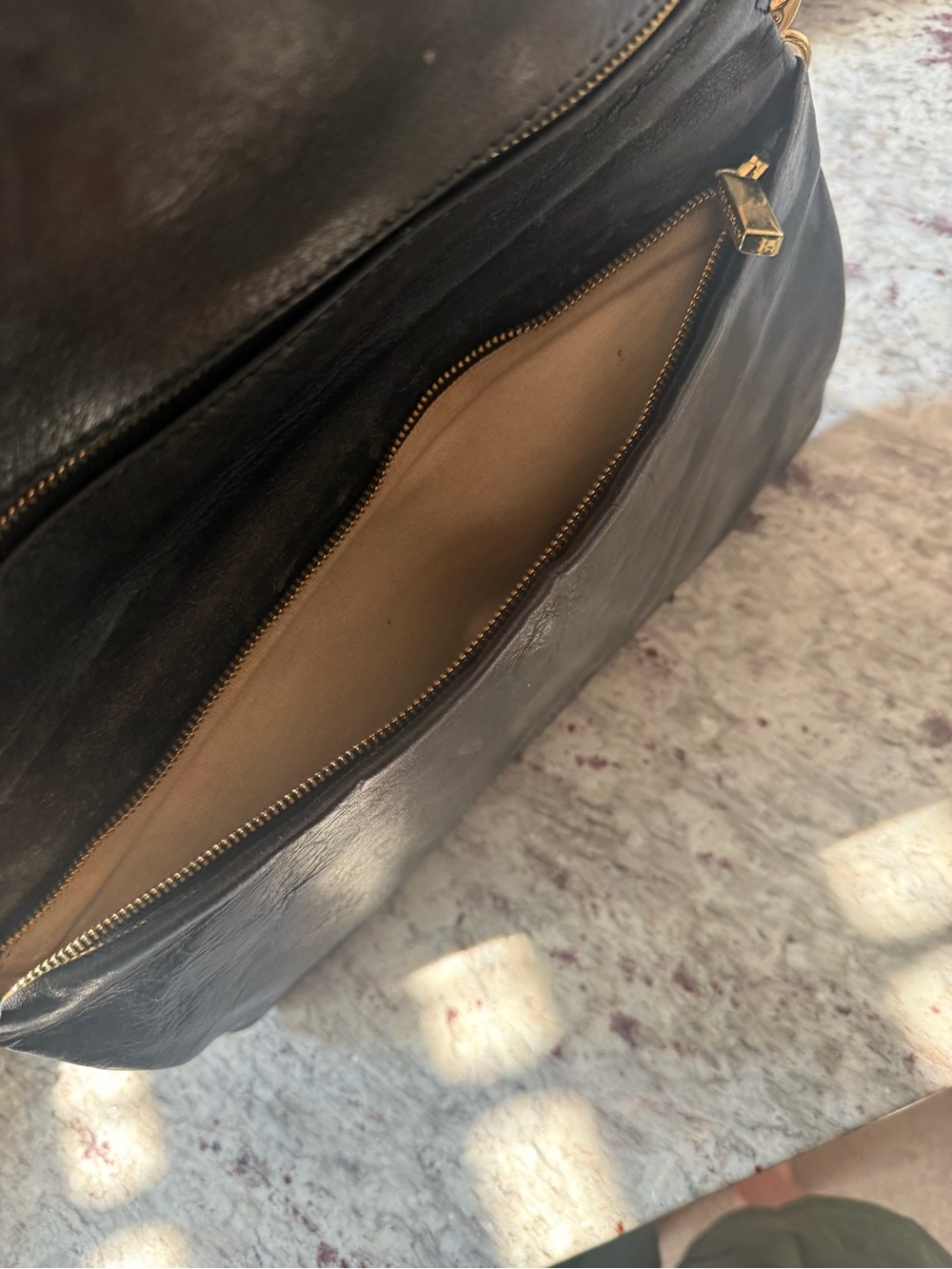 Tory Burch Black Leather Shoulder Bag with Gold Logo Medallion - Picture 2 of 7